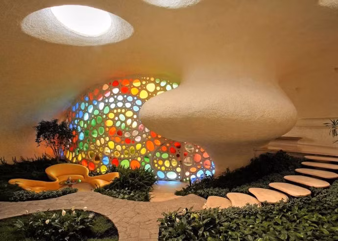 Cầu thang cách điệu như trong vườn nhà.