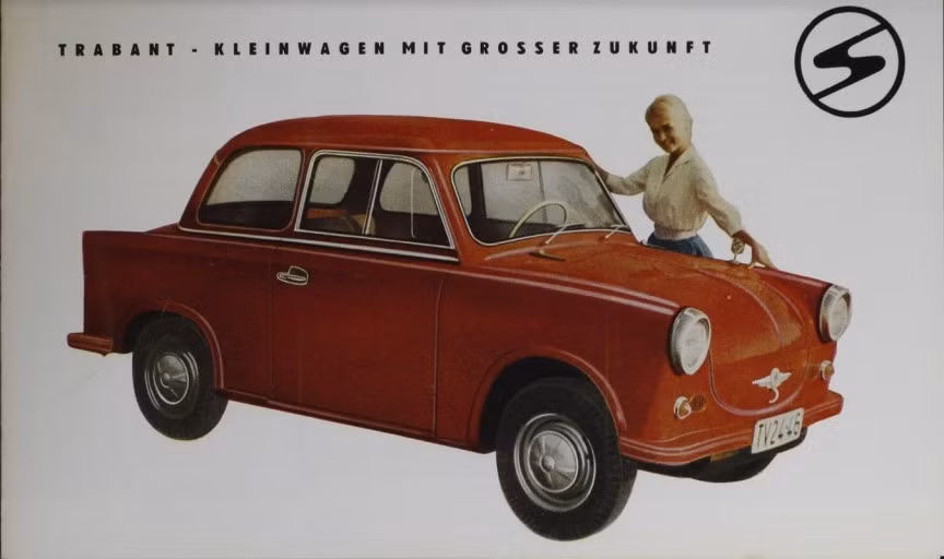 Trabant P50 1957: được sản xuất tại Đông Đức trong khoảng thời gian nước này còn khó khăn. Thân xe được xây dựng từ một vật liệu mang tên Duroplast – một cái tên nghe khá ấn tượng nhưng thật sự xe chỉ làm bằng gỗ và nhựa. Một số bộ phận trên xe còn có thể rơi ra khi bạn đang chạy. Động cơ thì có thể khiến bạn vừa ngủ vừa lái với công suất tối đa chỉ 18 mã lực.