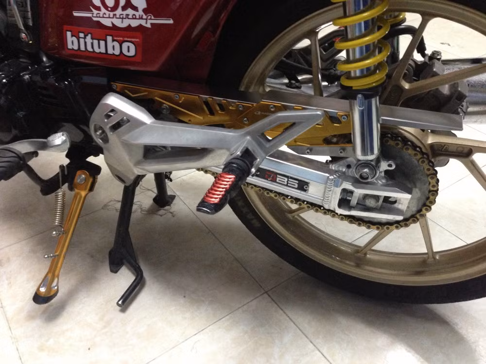 Một số đồ chơi khác được chủ nhân "thêm nếm" cho xe như: Carte Racingboy, chân chống Racingboy, sên vàng DID.