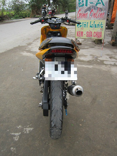 Mông xe cong vút với đầu pô chúc xuống.