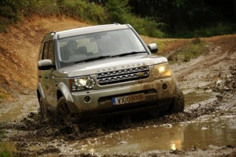 Land Rover Discovery 4: Xe nổi bật với các ưu điểm như khả năng vận hành vượt trội trên mọi địa hình phức tạp, nội thất cao cấp cùng vẻ ngoài thời thượng chắc chắn sẽ không làm bạn thất vọng. Tuy nhiên, vận hành dòng xe này lại không hề dễ dàng. Khách hàng chỉ có sự lựa chọn duy nhất là động cơ diesel V6 dung tích 3 lít, trọng lượng xe lại lên tới hơn hai tấn.