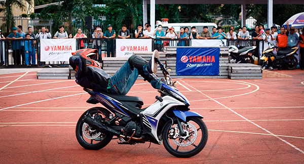 Điều khiển xe bằng chân.