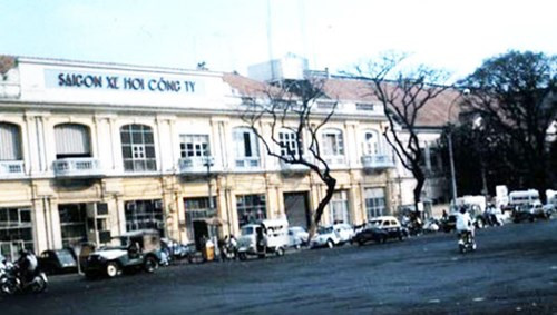 Trước đó, hãng xe Citroën đã thiết lập một xưởng ở Đông Dương vào năm 1936, trụ sở lúc đầu đặt tại góc đường Lê Lợi - Nguyễn Huệ hiện nay đã trở thành khách sạn Caféteria Rex ở Sài Gòn. Sau đó, trụ sở được dời đi và đổi tên thành Công ty Xe hơi Citroën, sau là Công ty xe hơi Sài Gòn tại nơi bây giờ là Diamond Plaza. Ảnh: Công ty Xe hơi Sài Gòn.