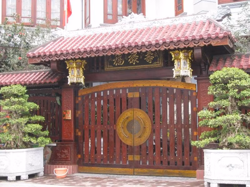 Chiếc cổng hướng ra hồ Văn Quán với mái ngói gợi sự hoài cổ.