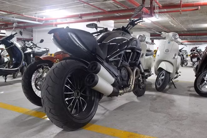 Bộ đôi xế cưng của Tuấn Hưng. Ảnh: Anh Ngọc/Facebook.