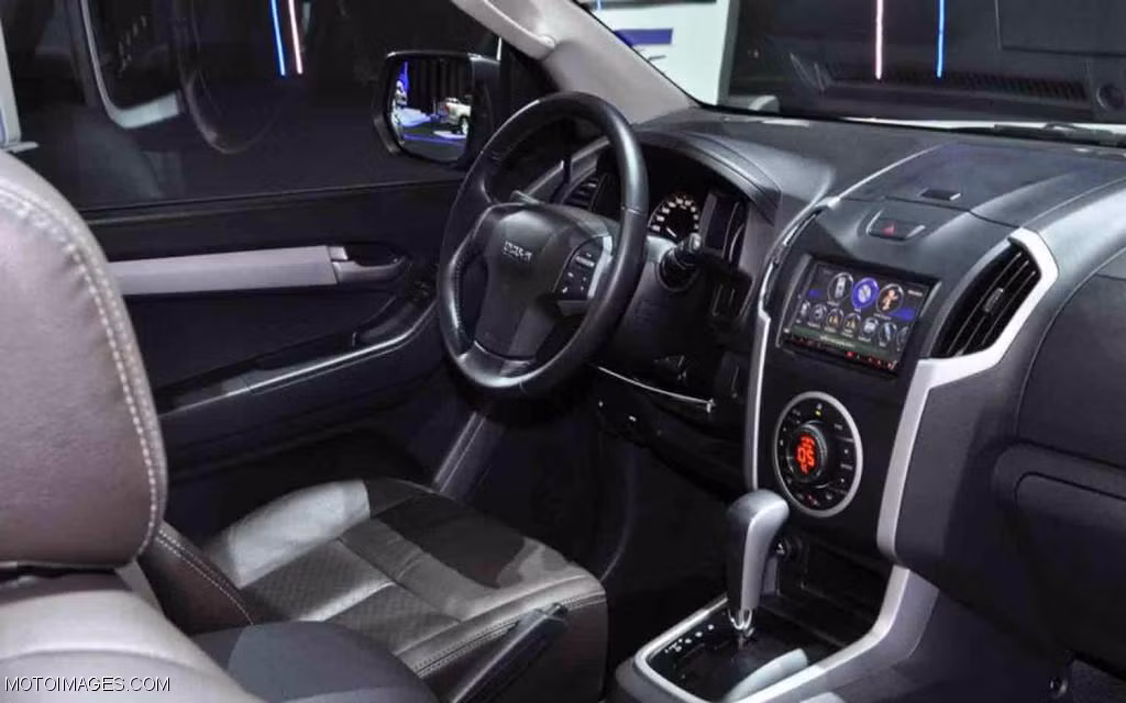 Theo hãng Isuzu, D-Max 2014 có thể chở số hàng hóa nặng đến 1,2 tấn. Xe được trang bị số sàn 5 cấp, hệ thống chống bó cứng phanh (ABS), hệ thống hỗ trợ phanh (BA), hệ thống kiểm soát lực kéo, hệ thống kiểm soát điện tử và dàn âm thanh 8 loa. Xe có mức giá từ 582 đến 723 triệu đồng (chưa bao gồm VAT).