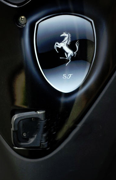 Một xưởng độ xe nổi tiếng ở Sài Gòn vừa ra mắt mẫu xe Honda SH độ với màu áo sơn đen huyền bí cùng rất nhiều chi tiết được vẽ 3D theo phong cách của hãng siêu xe đình đám Ferrari.