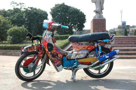 Nhìn tổng thể chiếc Dream này giống như một nhà máy công nghiệp với các đường ống dẫn hơi chằng chịt và hệ thống đèn báo, "ống khói" được lắp ở khắp nơi. Vào ban ngày, chiếc xe nổi bật với 4 đường ống xả khí thải với hình dáng thể thao chia đều sang hai bên khá hầm hố.