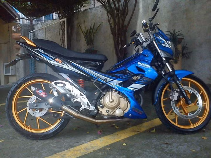 Mâm Raider được sơn lại với màu nhũ vàng ấn tượng.