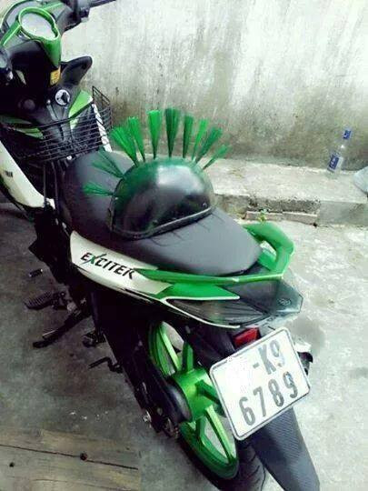 Chiếc xe đeo biển số san bằng tất cả 6789. Chủ nhân của nó còn chế thêm một chiếc mũ ton-sur-ton như chiếc bờm sư tử, rất hoang dã.