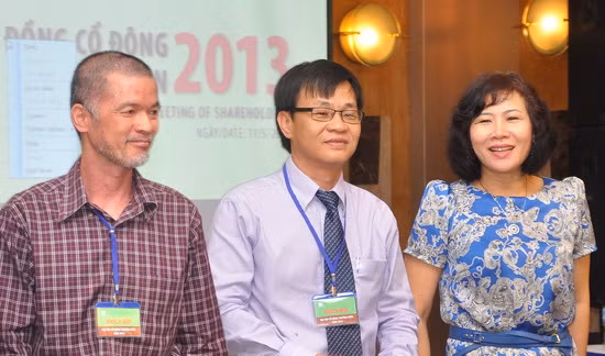 Đứng vị trí thứ 6 trong top 10 người giàu nhất sàn chứng khoán Việt là bà Nguyễn Hoàng Yến - thành viên HĐQT Công ty cổ phần Tập đoàn MaSan. Bà Yến (SN 1963) nguyên quán Hà Nam Ninh (cũ) nhưng sinh ra và lớn lên tại Hà Nội. Trước khi bước vào Masan, bà Yến từng là giáo viên trường Cao đẳng Kiểm sát trong 3 năm. Ảnh: Bà Yến (ngoài cùng bên phải).