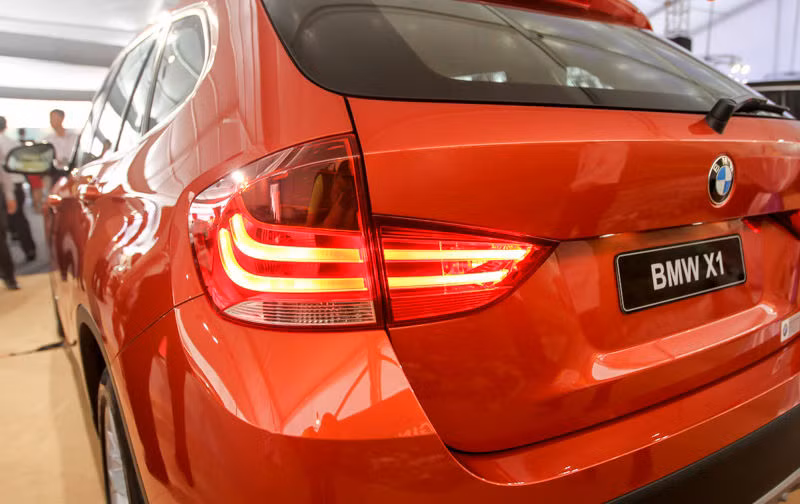 Cửa sau được viền thép không rỉ, cản trước và hốc khuếch tán gió thiết kế mới.