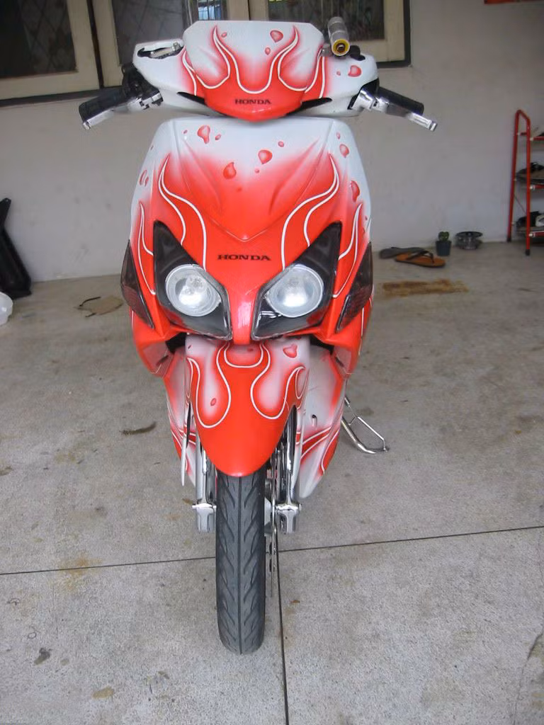 Đầu xe trở nên dữ tợn với 2 mắt trông như mắt sói.