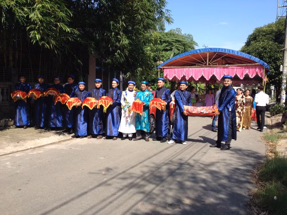 Thêm vào đó, đội phù rể - chủ nhân của những chiếc SH này ăn mặc rất trang trọng trong trang phục áo dài khăn đóng.