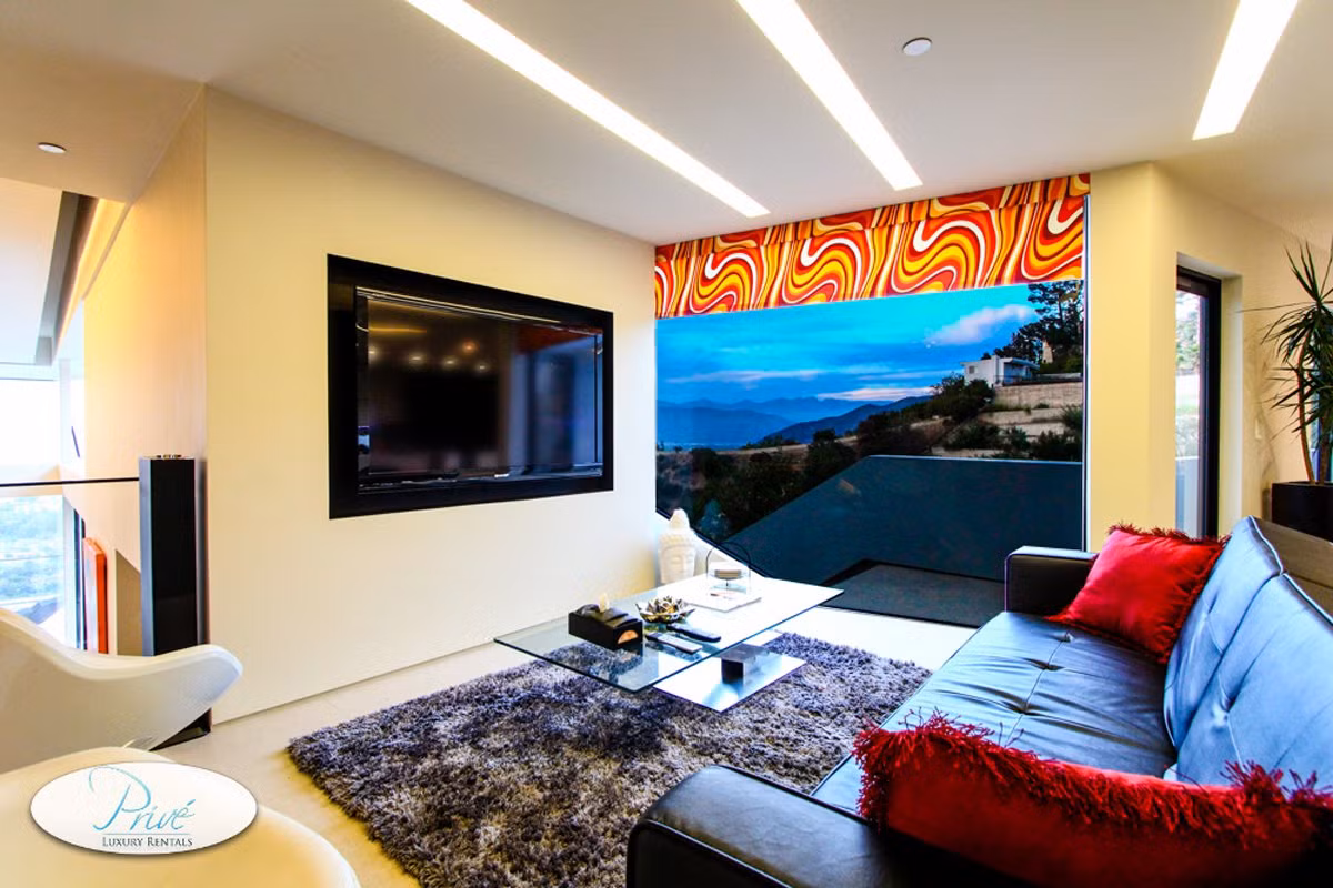 Ngôi nhà được kết nối với một hệ thống tùy chỉnh âm thanh cho phép khách kiểm soát âm thanh tại khu vực mình muốn. Hệ thống trong rạp hát cũng được trang bị âm thanh vòm và điều khiển nhiệt độ.