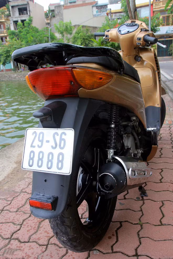 Theo chủ nhân, với kiểu dáng to lớn, thiết kế khác biệt cùng biển số đẹp thời điểm năm 2002 khi xuất hiện trên đường phố, chiếc xe thu hút mọi ánh nhìn.