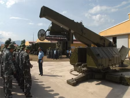 Chỉ huy tiểu đoàn 67, Trung đoàn 275, Sư đoàn 375 giới thiệu trang bị khí tài cho quân DBĐV huấn luyện tại đơn vị.