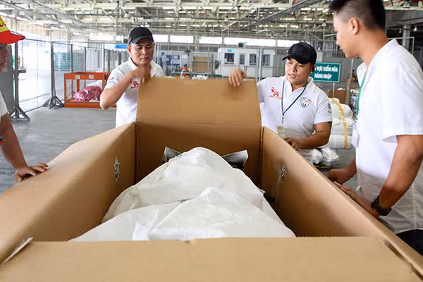 Siêu xe chuẩn bị xuất hiện. Anh Sứ (thứ 2 từ phải sang) chủ nhân của siêu xe F4 RR.