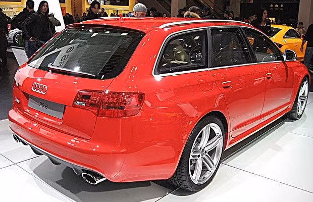 C6 RS6: Năm sản xuất 2008. Theo một cách nào đó, chiếc C6 RS6 chính là phiên bản hiện đại hơn của dòng RS2 huyền thoại. Nó là một mẫu wagon gia đình thực dụng, và được sở hữu khối động cơ V10 tăng áp kép, có khả năng sản sinh công suất đến 571 mã lực.