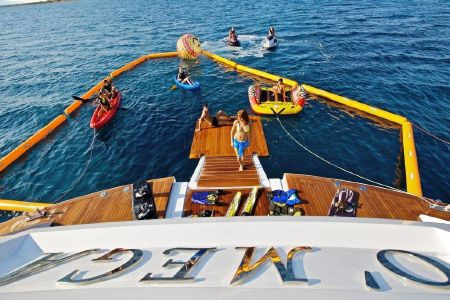 Omega có 15 phòng, đủ chỗ cho 30 khách, trong đó có 1 phòng dành cho chủ nhân, 1 phòng trên mức VIP, 4 phòng VIP, 5 phòng đôi và 5 phòng loại có 2 giường đơn. Du khách có thể thư giãn tại phòng massage, rèn luyện tại phòng tập thể dục, yoga hoặc lựa chọn chèo thuyền, lướt mô tô nước, xuồng cao tốc khi thuê du thuyền này.