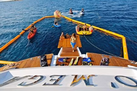 Omega có 15 phòng, đủ chỗ cho 30 khách, trong đó có 1 phòng dành cho chủ nhân, 1 phòng trên mức VIP, 4 phòng VIP, 5 phòng đôi và 5 phòng loại có 2 giường đơn. Du khách có thể thư giãn tại phòng massage, rèn luyện tại phòng tập thể dục, yoga hoặc lựa chọn chèo thuyền, lướt mô tô nước, xuồng cao tốc khi thuê du thuyền này.