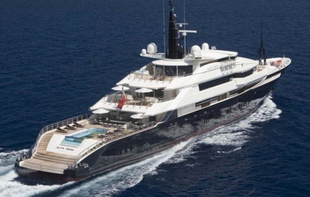 Sở hữu diện tích sử dụng 1.250 m2, siêu du thuyền Alfa Nero (Hà Lan) đem đến cho du khách một không gian thư giãn, giải trí sang trọng đến choáng ngợp. Đây cũng là du thuyền có mức giá thuê đắt bậc nhất thế giới hiện nay khi lên tới 24 tỷ đồng/tuần.