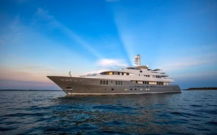 Hội tụ đầy đủ tiêu chuẩn của một khách sạn 5 sao, siêu du thuyền Dream có giá thuê lên đến 435.000 USD (gần 9 tỷ đồng)/tuần. Toàn bộ nội thất bên trong của Dream được cung cấp bởi Bannenberg&amp;Rowell, hãng thiết kế du thuyền hàng đầu thế giới.