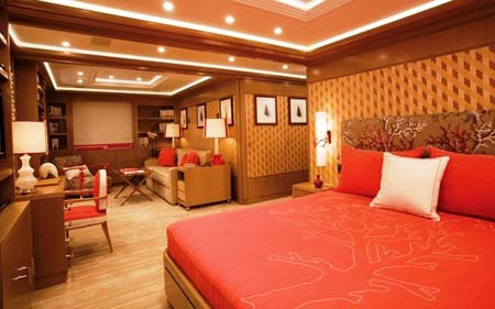 Bên trong lớp vỏ được làm bằng thép cùng hợp kim nhôm siêu bền là 6 phòng có sức chứa tổng cộng 12 khách được trang bị rất xa hoa. Alfa Nero có những phòng ngủ rộng rãi, bể bơi lớn ngoài trời, phòng tập thể lực, 3 khu vực ăn tối riêng biệt, một sàn nhảy, khu nhà bếp trên cả 3 sàn và thang máy để di chuyển giữa các tầng.