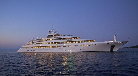 Đắt đỏ hơn, siêu du thuyền Omega có giá cho thuê 15 tỷ đồng/tuần. Không chỉ nổi tiếng với chiều dài tới 83m, du thuyền siêu sang Omega còn khiến các du khách ngất ngây bởi không gian quá đỗi tiện nghi, duyên dáng.