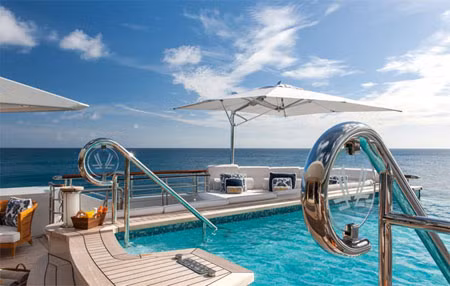 Bể bơi lớn của siêu du thuyền khiến du khách có cảm giác như đang bơi trên biển.