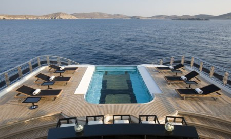 Một phần rất lớn không gian phía đuôi du thuyền được dành cho bể bơi và khu phơi nắng. Bể bơi du thuyền rất rộng, có thể biến thành bãi đáp trực thăng. Đây là bể bơi rộng hiếm thấy trên các du thuyền cùng kích cỡ.