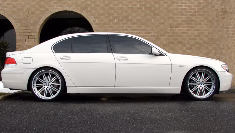 Khi đó, khách mua xe BMW 730Li và BMW 750Li từ 1/7 đến hết 31/7/2017 được giảm giá 7%, tương ứng với mức giảm 297 và 404 triệu đồng. Các mức giá sau khi giảm với BMW 730 Li là 3,942 tỷ đồng, với BMW 750Li là 5,374 tỷ đồng. Ảnh: BMW 750Li.