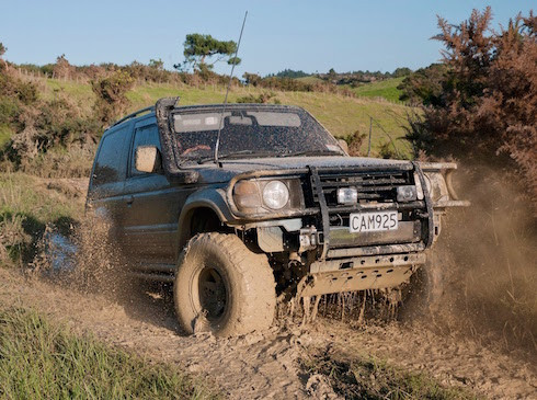 Mitsubishi Pajero sử dụng hệ thống 4WD.