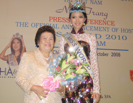 Bà Tư Hường năm nay đã 78 tuổi, là một trong những doanh nhân cao tuổi nhất vẫn còn miệt mài với hoạt động kinh doanh ở Việt Nam. Hoàn Cầu Group của bà là đơn vị mang cuộc thi Hoa hậu Hoàn vũ thế giới đến Việt Nam năm 2008.