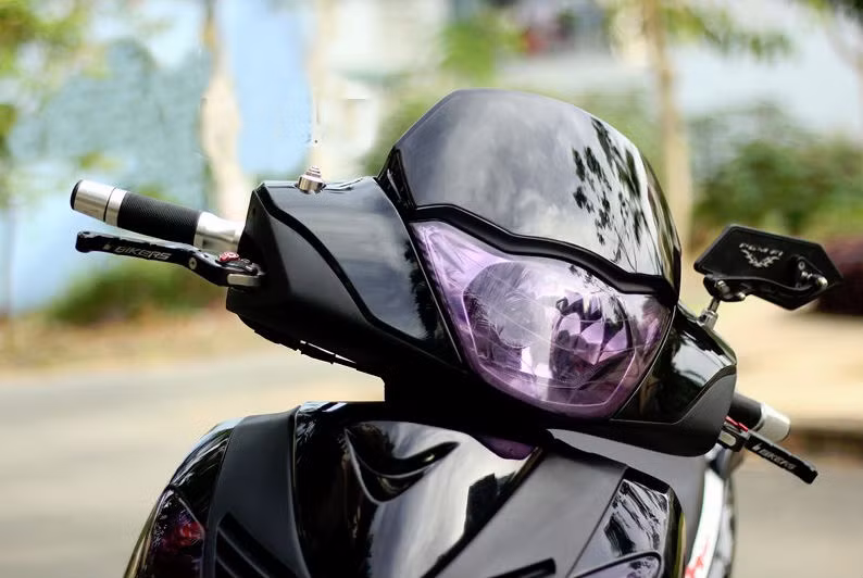 Chiếc SH này cũng trang bị khá nhiều đồ chơi "hàng tuyển" như: kính chắn gió, bao tay Sportline, tay thắng Bikers.