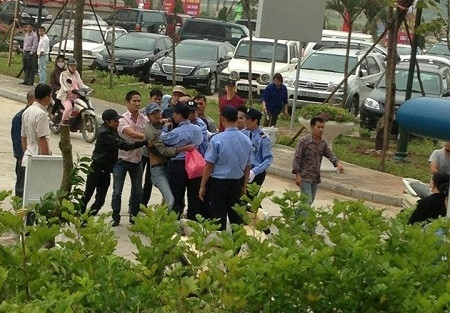 Bảo vệ khu đô thị Dương Nội và đám côn đồ "phối hợp xử lý" khách hàng.