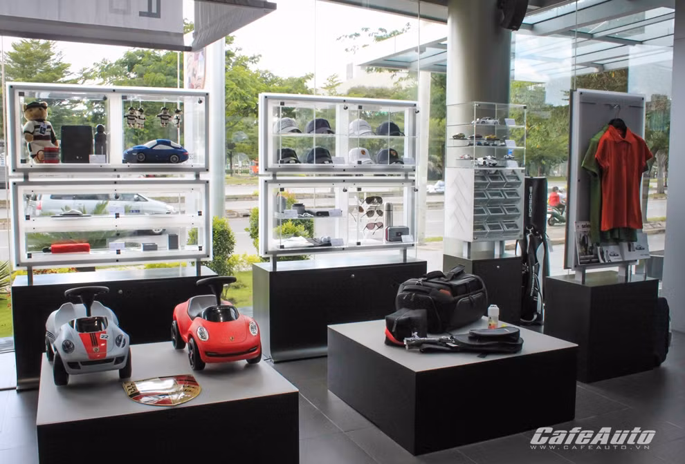Ngoài chức năng bán hàng, dịch vụ sửa chữa và phụ tùng thay thế, showroom Porsche Sài Gòn còn có một cửa hàng trưng bày các sản phẩm thời trang và đồ lưu niệm của Porsche.