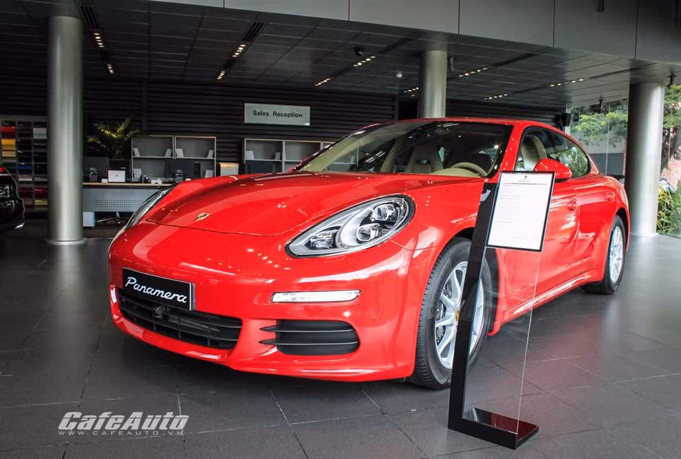 Khi phóng viên CafeAuto ghé thăm, nơi đây đang trưng bày 3 chiếc Panamera thế hệ mới vừa được nhập về cách đây ít ngày. 2 trong số đó đã có chủ chứng tỏ sự ưu ái của người tiêu dùng Việt Nam cho thương hiệu xe hơi thể thao của Đức.