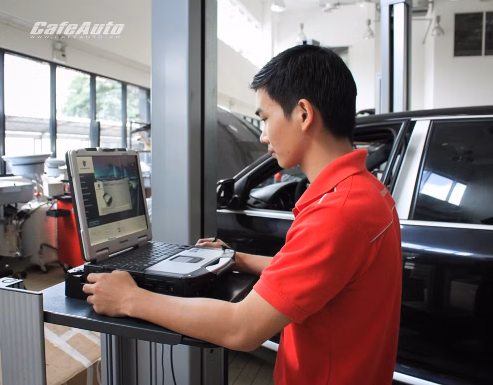 Các máy móc hiện đại được sử dụng trong khâu chuẩn đoán và sửa chữa. Trong ảnh là Kỹ thuật viên đang dùng máy chuẩn đoán để kiểm tra tình trạng vận hành của mẫu SUV Cayenne.