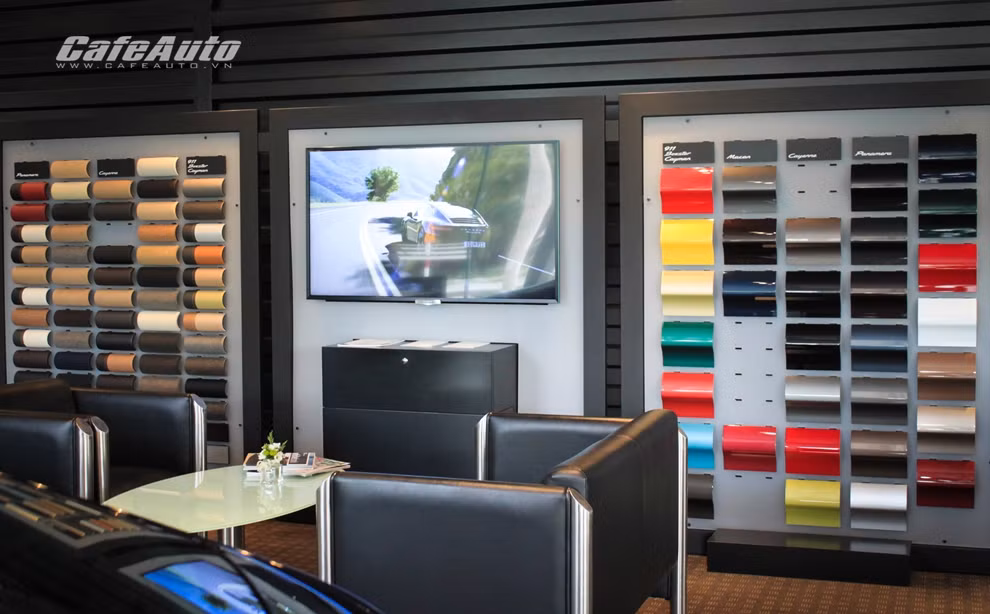 Cũng tại phòng trưng bày, khách hàng sẽ được "thấy tận mắt và sờ tận tay" các tùy chọn màu sơn và chất liệu nội thất xe. Porsche là một trong số ít những hàng xe tại Việt Nam có thể giúp khách hàng cá nhân hóa chiếc xe theo ý riêng.