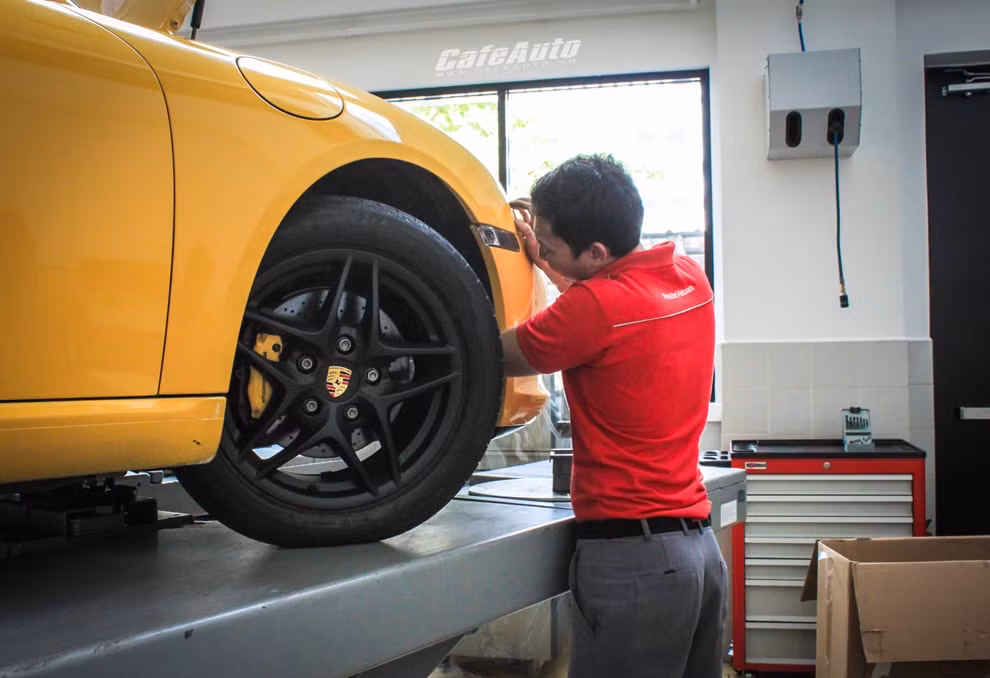 Đây cũng là một trong số ít xưởng dịch vụ cho xe hơi được lắp điều hòa tại Việt Nam. Trong ảnh là một kỹ thuật viên đang bảo dưỡng chiếc Boxster.