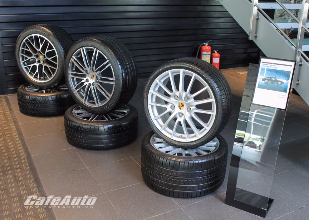 Cạnh đấy là khu vực trưng bày phụ tùng phụ kiện. Trong ảnh là các mẫu la-zăng của Panamera có giá "ngót ngét" 200 triệu đồng.