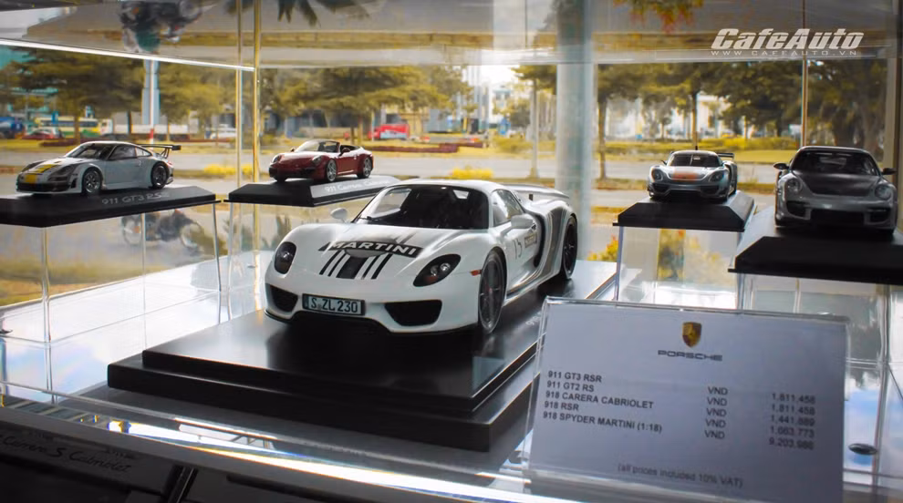 Đặc biệt, nơi đây còn có cả các mô hình của các mẫu Porsche phục vụ sở thích sưu tầm của người hâm mô thương hiệu xe thể thao hàng đầu nước Đức.