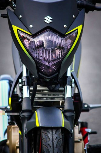 Đèn pha được sơn màu rất đẹp khi phối cùng dàn nhựa đen mờ với điểm nhấn là sọc vàng quanh chóa đèn rất ấn tượng.