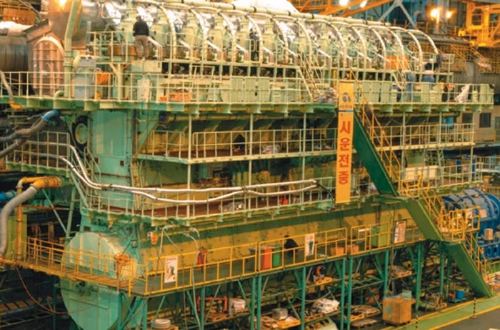 3. Động cơ lớn nhất thế giới Wärtsilä-Sulzer là động cơ diesel, nặng 2.300 tấn và cao bằng tòa nhà 2 tầng. Động cơ này gồm 14 xi-lanh, sinh công tối đa 109.000 mã lực ở vòng tua máy 102 vòng phút.