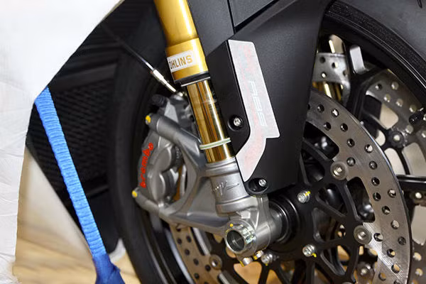 Siêu xe có trang bị hàng hiệu như phuộc Ohlins và thắng đĩa Brembo, bánh trước có kích thước 120/70 - ZR 17 M/C (58 W), bánh sau 200/55 - ZR 17 M/C (78 W).