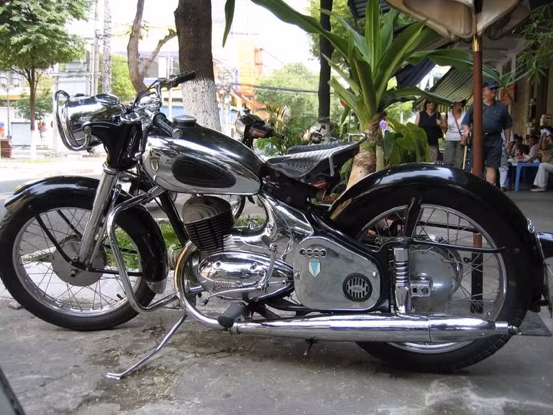 DKW RT-200 được dân chơi Sài Gòn dọn lại khá sạch sẽ với đồ trên xe còn "zin" 95%. Từ công tắc hình tam giác đến đèn, mác xe... tất cả đều nguyên vẹn. Thậm chí, các chi tiết máy quan trọng như: piston, tay dên (biên) đều là đồ theo xe.