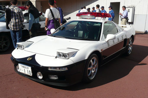 Hiện tại Nhật Bản được coi là quốc gia hàng đầu trong lĩnh vực chế tạo xe "sạch". Các thương hiệu mạnh của "đất nước mặt trời mọc" như Toyota, Honda, Nissan, Suzuki đều có nhiều sản phẩm xe hybrid (động cơ lai xăng điện), xe điện bán ra trên toàn cầu và được sử dụng nhiều ở trong nước. Ảnh: Honda NSX là món quà Honda dành cho cảnh sát Nhật Bản.