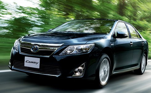 Ngoài Prius, Toyota còn có 19 mẫu xe hybrid và 1 mẫu hybrid động cơ sạc điện được bán tại 80 quốc gia, vùng lãnh thổ trên thế giới như: Camry Hybrid, Yaris Hybrid... Ảnh: Camry Hybrid 2012 trang bị động cơ điện 140 mã lực và động cơ xăng 2,5 lít công suất 156 mã lực.