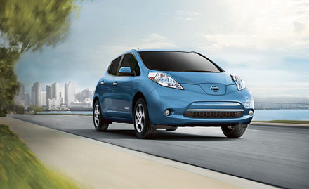 Nissan có dòng xe điện Leaf vừa cán mốc 100.000 xe bán ra. Leaf 2013 chỉ mất 4 tiếng để sạc đầy pin, trong khi thông thường thời gian sạc pin phải lên đến 8 tiếng. Đáng chú ý, quãng đường di chuyển của chiếc xe đã được cải thiện từ 175,4 km lên 199,5 km.